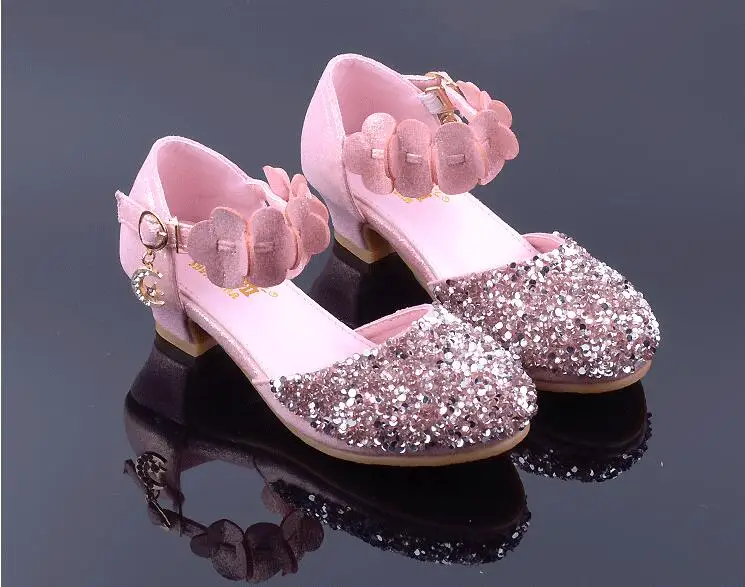Принцесса детская кожаная обувь для девочек цветок повседневная блестящая детская обувь на высоком каблуке для девочек Бабочка розовый серебряный