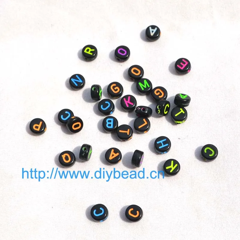 Плоские разноцветные акриловые бусины в форме сердца 7 мм с буквами для рукоделия