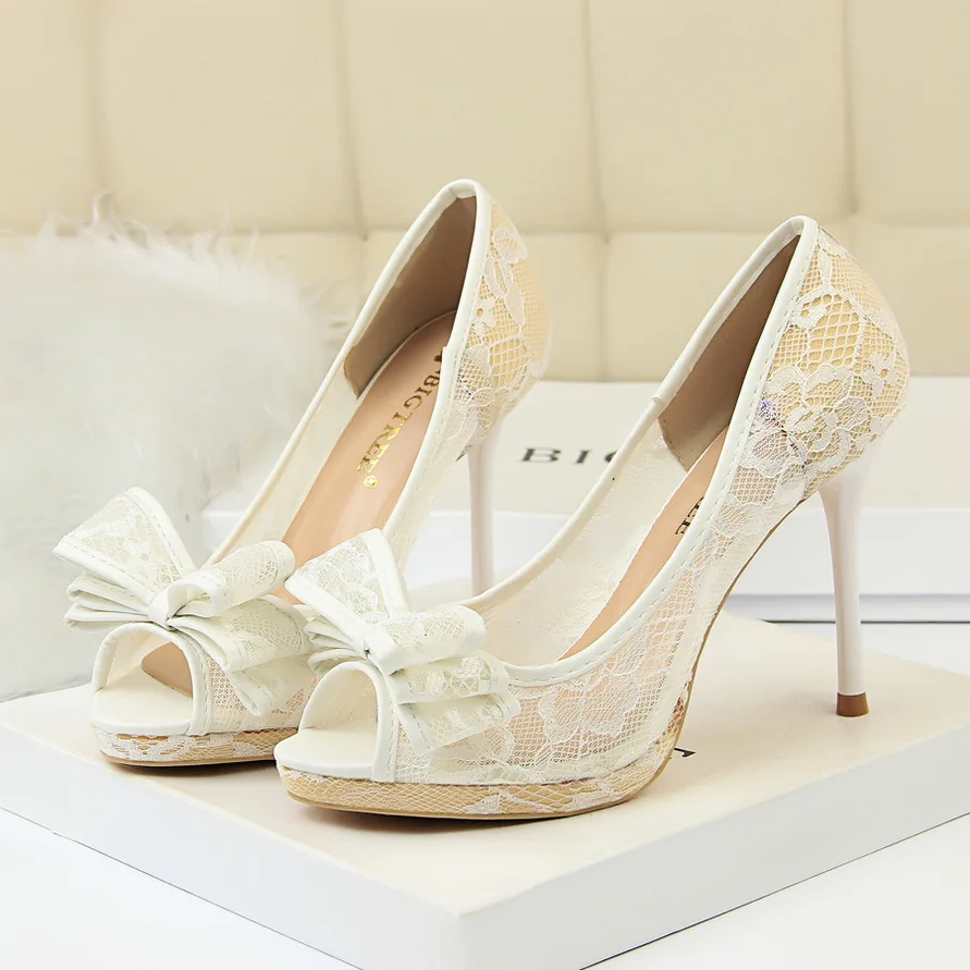 Очаровательная Женская обувь свадебные туфли на высоком каблуке, украшенные кружевом и вышитыми цветами сандалии с открытым носком и бантиком сетчатые сандалии с резным украшением, 7 цветов
