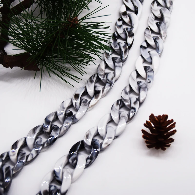 

IKE MARTI resin chain