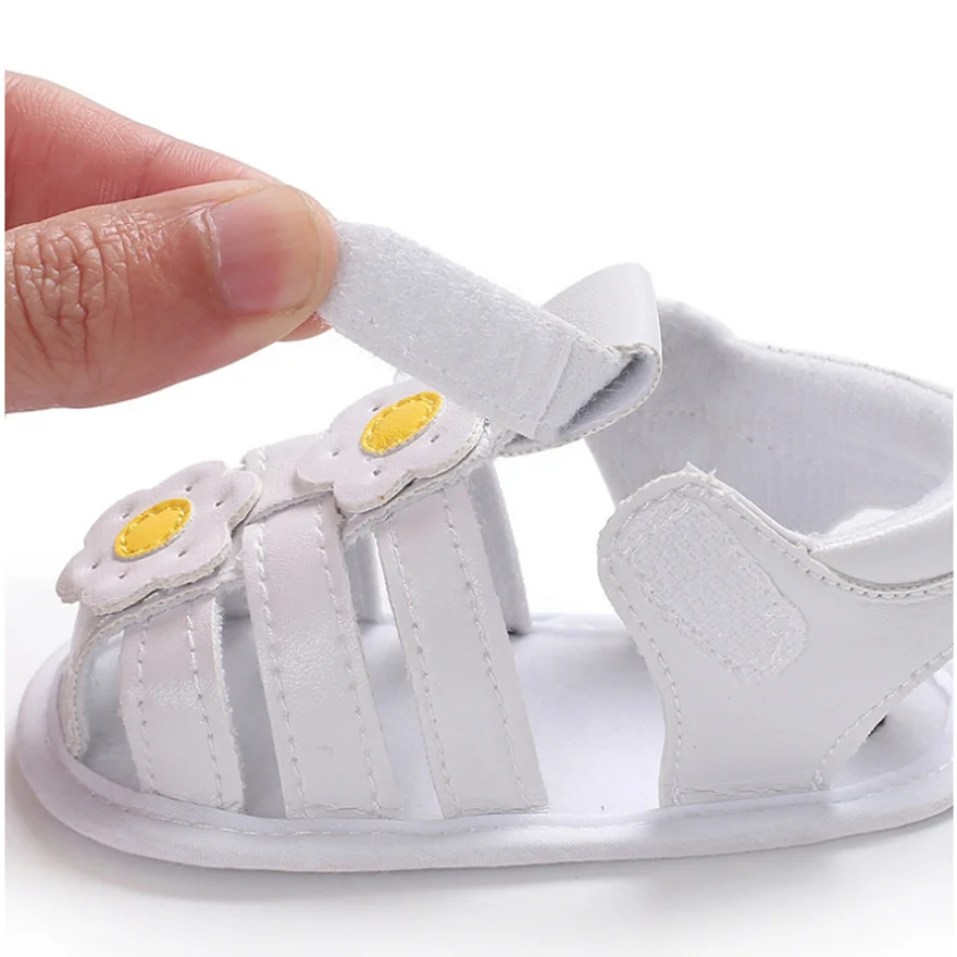 Белые кожаные сандалии хорошего качества для маленьких девочек; красивая обувь для новорожденных; детская летняя обувь; милая обувь с цветочным принтом для девочек; Bebe Sapatos