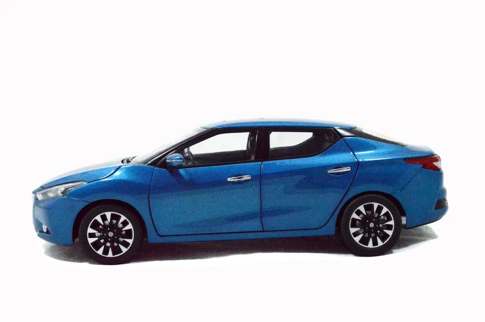 Модель автомобиля под давлением Nissan Lannia (Maxima) 2015 голубая статическая модель из