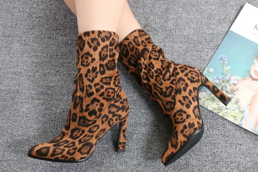 QUTAA г. Замшевые женские ботильоны с острым носком леопардовая модная универсальная короткая женская обувь на высоком каблуке в форме копыта ботинки на меху размеры 34-43