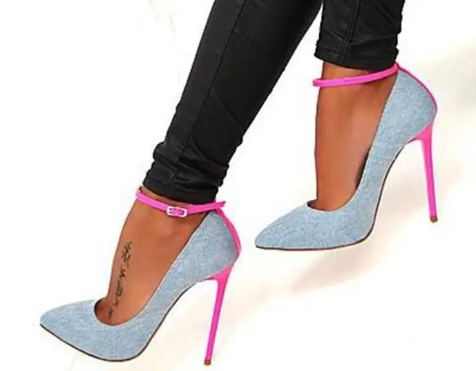 Джинсовые синие туфли на высоком каблуке; пикантные женские туфли-лодочки с острым носком и ремешком на щиколотке; Новинка года; розовые модельные туфли на шпильке