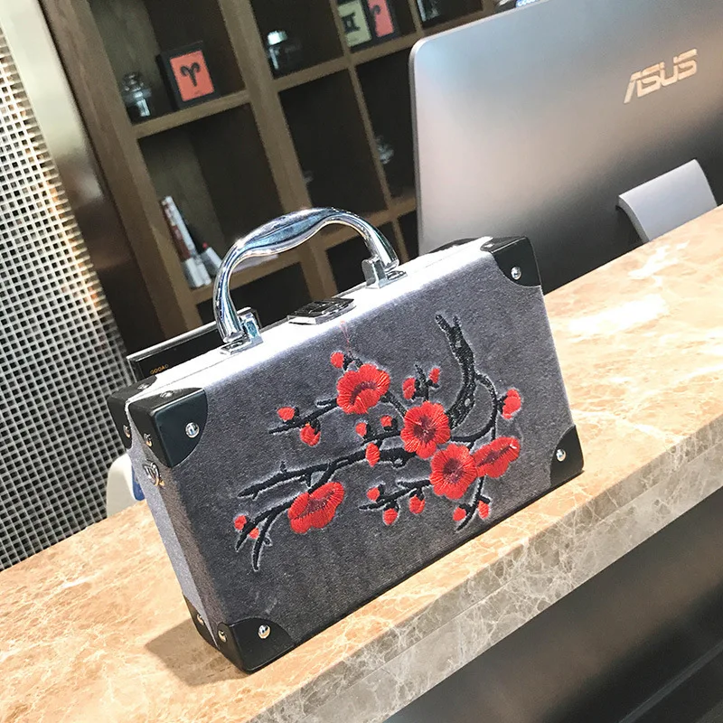 

2018 new Chinese style plum embroidery box bag Fashion retro suede crossbody bag.