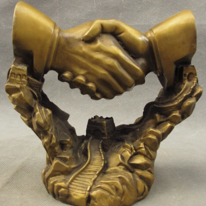 

S4621 China Bronze Cooperate Symbiosis Success Shake Hands Clasp On Great Wall Statue D0317