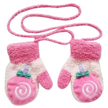 Для маленьких мальчиков девочек милый мультфильм утолщаются теплый флис для Зимние перчатки новорожденных шнурки Panda клубника теплые перчатки варежки