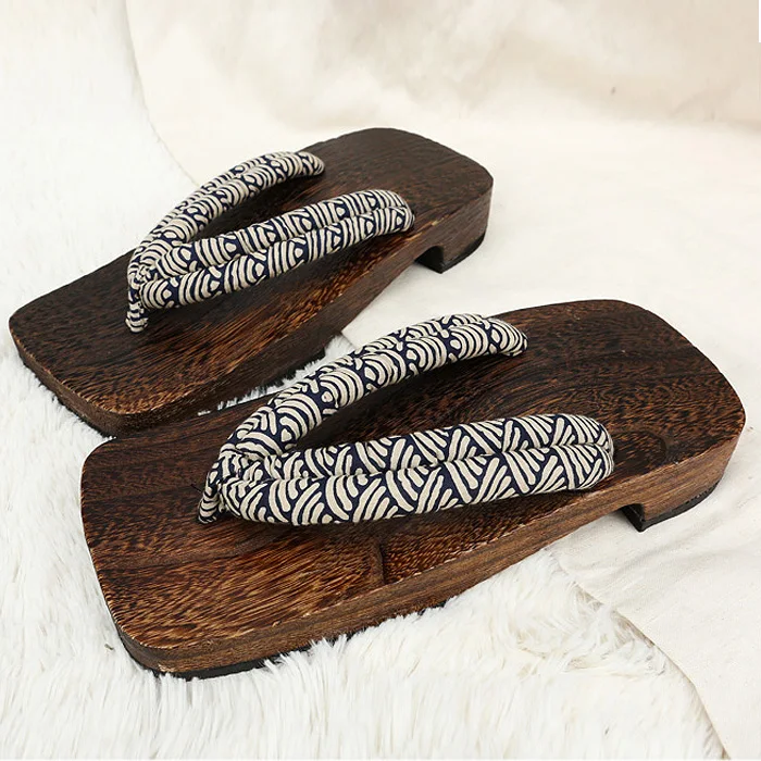 comprar 2018 Sandálias de Verão Japonês Geta Tamancos De Madeira Chinelos Cosplay Banco Mens Sandálias Geta Cosplay Chinelos Sapato de Salto Plana