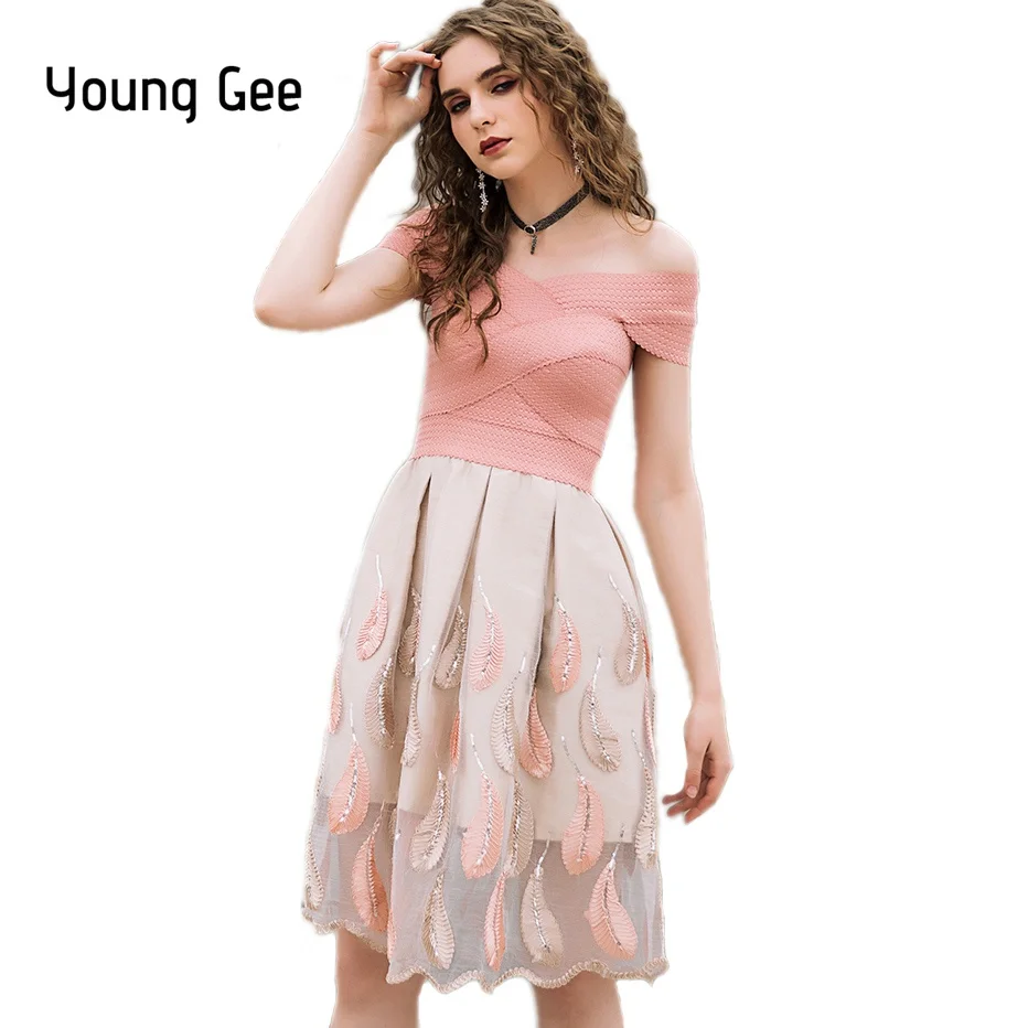 Женское Бандажное мини платье Young Gee облегающее с вышивкой в виде перьев из