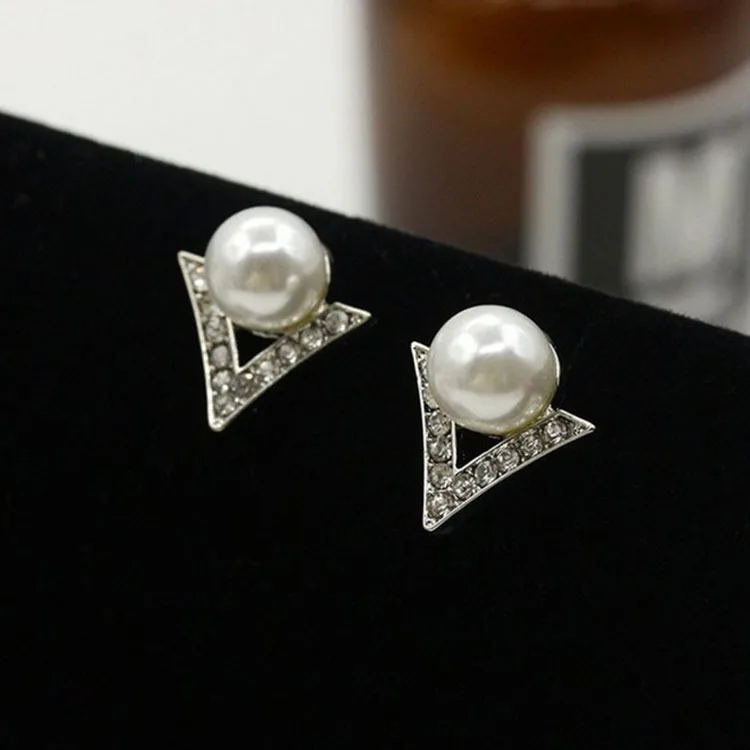 

Fashion Retro White Grey Pearl Shiny Crystal Rhinestone Triangle Stud Earrings For Women Pearl Jewelry Bijoux Femme