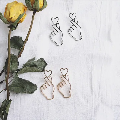 

2018 Hot Korean Personality Heart Hand Stud Earrings For Women Attractive Hand Shaped Love gesture Earrings Bijoux