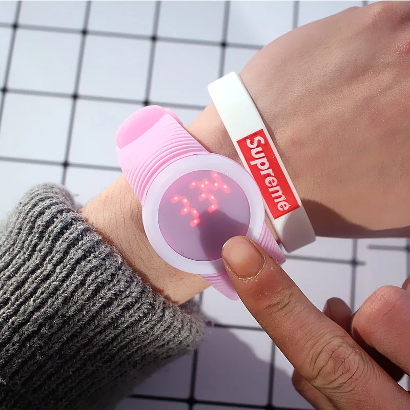 Beste Hot Fashion Horloges voor Vrouwen Candy Silicone Horlogeband Touch Screen Ronde Wijzerplaat Digitale LED Sport Polshorloge vrouwen Horloges