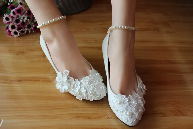 Свадебные туфли на среднем каблуке с кружевом и цветочным узором; женские свадебные туфли с ремешком на лодыжке, Украшенные бусинами и эластичными лентами; женская обувь для подружки невесты