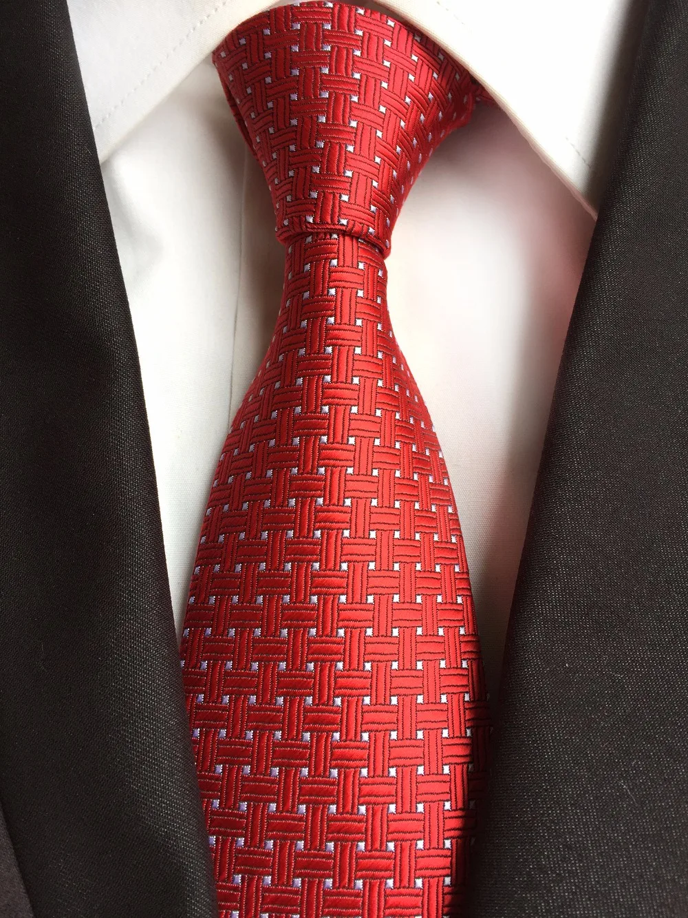 Галстуки мужские красные. Красный галстук. Галстук красный мужской. Коассный галстук. Галстук красный мужской с узором.