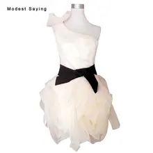 Elegante Champagne Vaina de Un Hombro Con Volantes Mini Vestidos de Dama de 2017 con Sashs Short Dama de Honor Vestido de Fiesta Prom YC37
