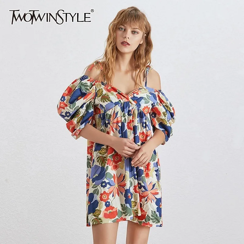 Платье с открытыми плечами TWOTWINSTYLE Летнее мини платье рукавами фонариками и