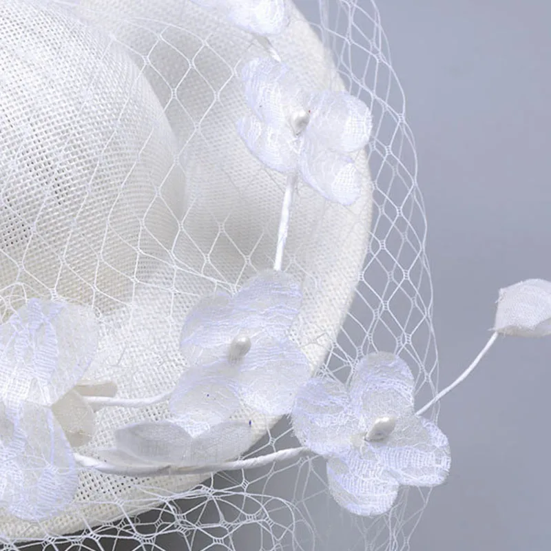 FGHGF белый Facinator шляпа для Для женщин перфорированная сетка цветок шляпка Sinamay, женский головной основание церкви вечерние Головные уборы Леди Необычные гонки свадебное украшение