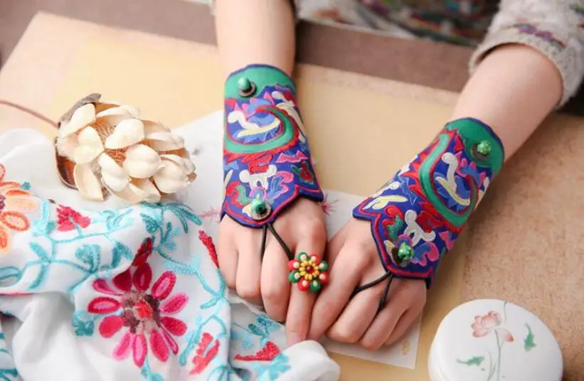 Для женщин Винтаж без пальцев вышитые перчатки женский Национальный производительность украшение в виде танцующих фигурок перчатки R1025