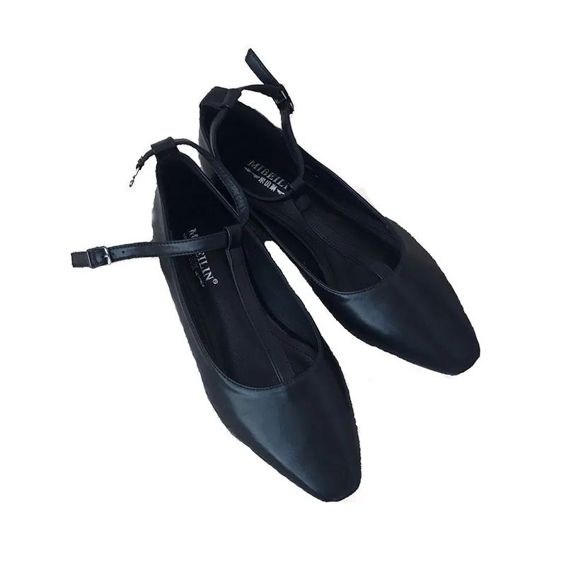 

2019 spring new fashion simple solid color flat shoes women comfortable wild Roman style casual shoes.