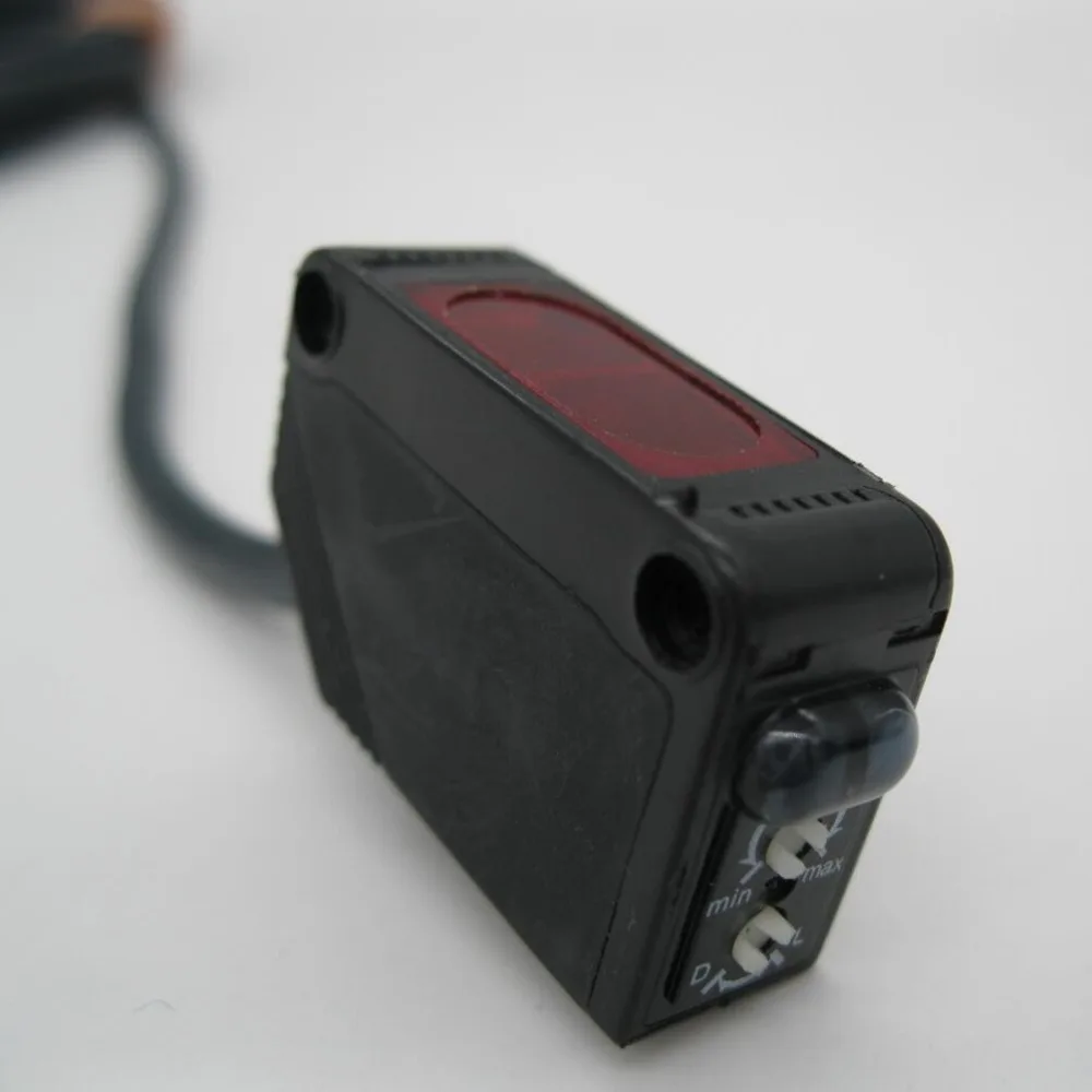 

E3Z-D82 E3Z-D81 optical distance Photoelectric Sensor switch with Built-in Amplifier Sensors PNP Diffuse-reflective 12-24VDC