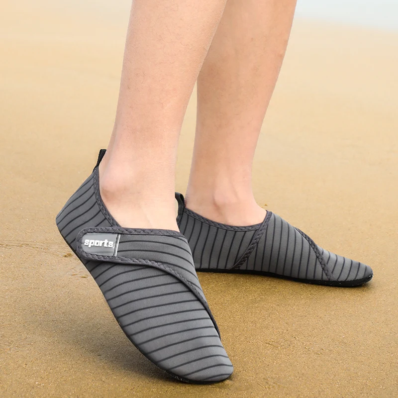 Летняя водонепроницаемая обувь; мужские пляжные сандалии; дышащая Спортивная обувь; мужские быстросохнущие шлепанцы; носки для плавания и дайвинга; Tenis Masculino - Цвет: Серый