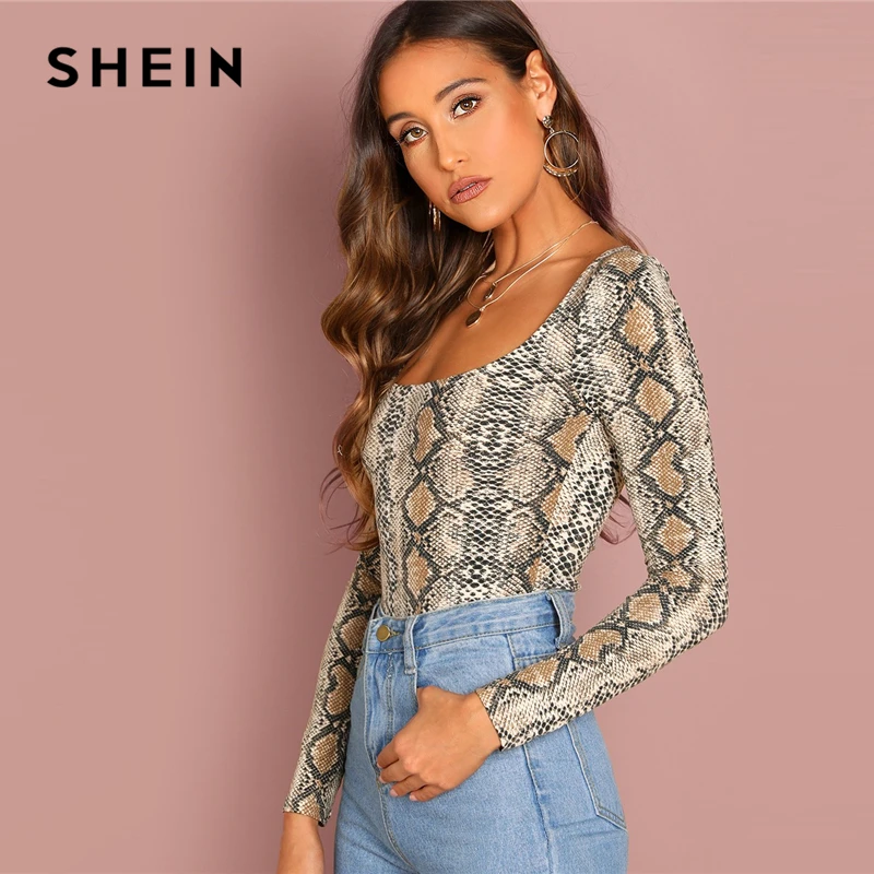 SHEIN متعدد الألوان الخروج Highstreet أنيقة الأفعى نمط ساحة الرقبة البلوفرات المحملة الخريف المرأة عارضة المرأة التي شيرت أعلى