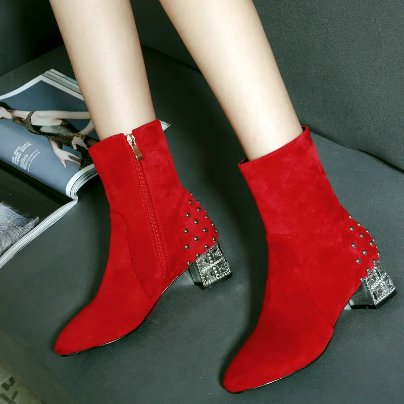 Зимние удобные ботильоны из флока на низком каблуке с боковой молнией; модная женская обувь с квадратным носком и заклепками; цвет красный, черный, коричневый - Цвет: Красный