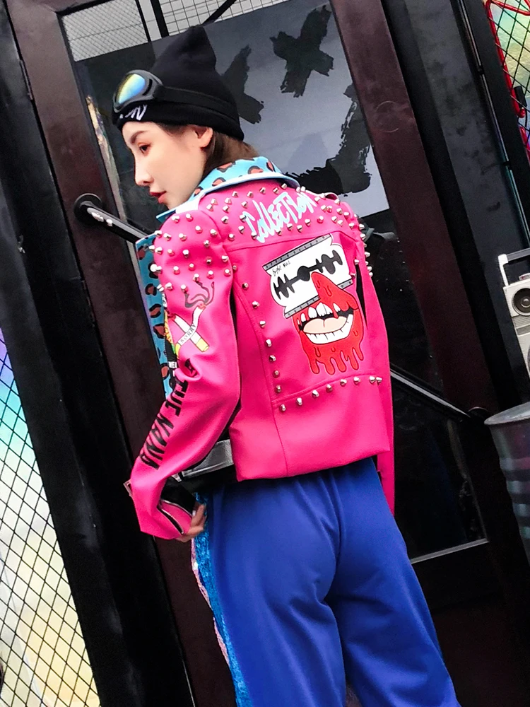 Женская куртка в стиле панк с заклепками и граффити из искусственной кожи, куртка-бомбер с леопардовым принтом и буквенным принтом, короткая приталенная мотоциклетная куртка из искусственной кожи