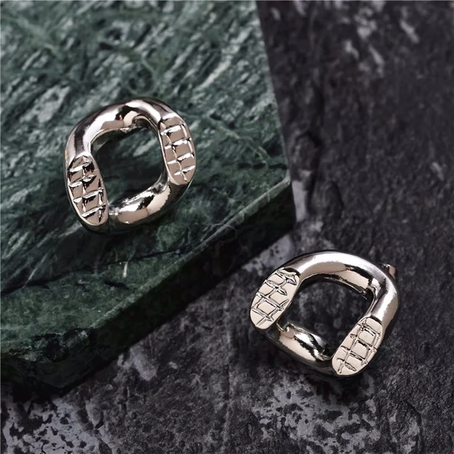 Модные сережки блогеры одинакового дизайна с высокой модной текстурой золотого