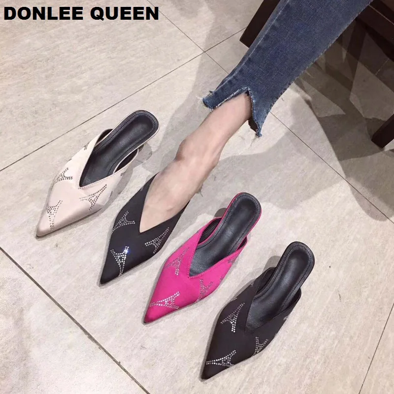 

Women Low Heel Slippers Fashion Brand Design kitten Heel 4cm Mule Silk Elegant Crystal Pointed Toe Slip On Slide Outdoor Slipper