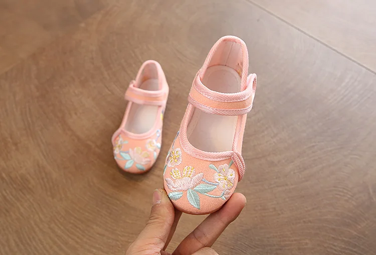 Для детей летняя одежда для девочек, Милая Вышивка принцесса танец Sangle повседневная обувь маленьких для девочек Туфли Сандалии Fille Шлёпанцы и Сабо