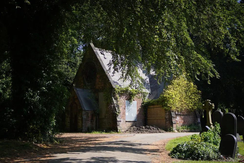 meike_50mm_f17_derelict_chapel_1527595442