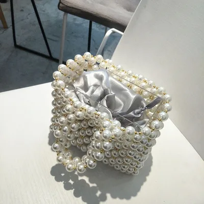 сумочка из жемчужных бусин. сумка из бусин жемчуг. сумка из бусин жемчуг. сумка жемчужина шанель. сумочка с жемчугом.