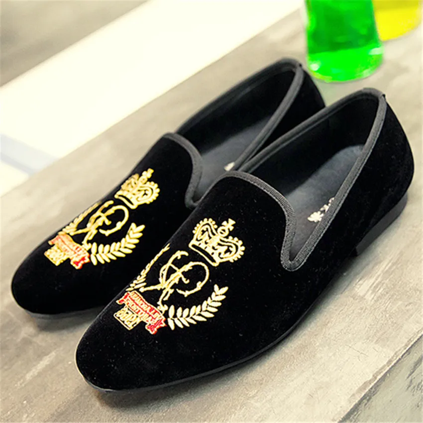 Nuevo Bordado Negro Mocasines Hombres Zapatillas de Terciopelo de Lujo de Fumar Mens Británicos Zapatos Del