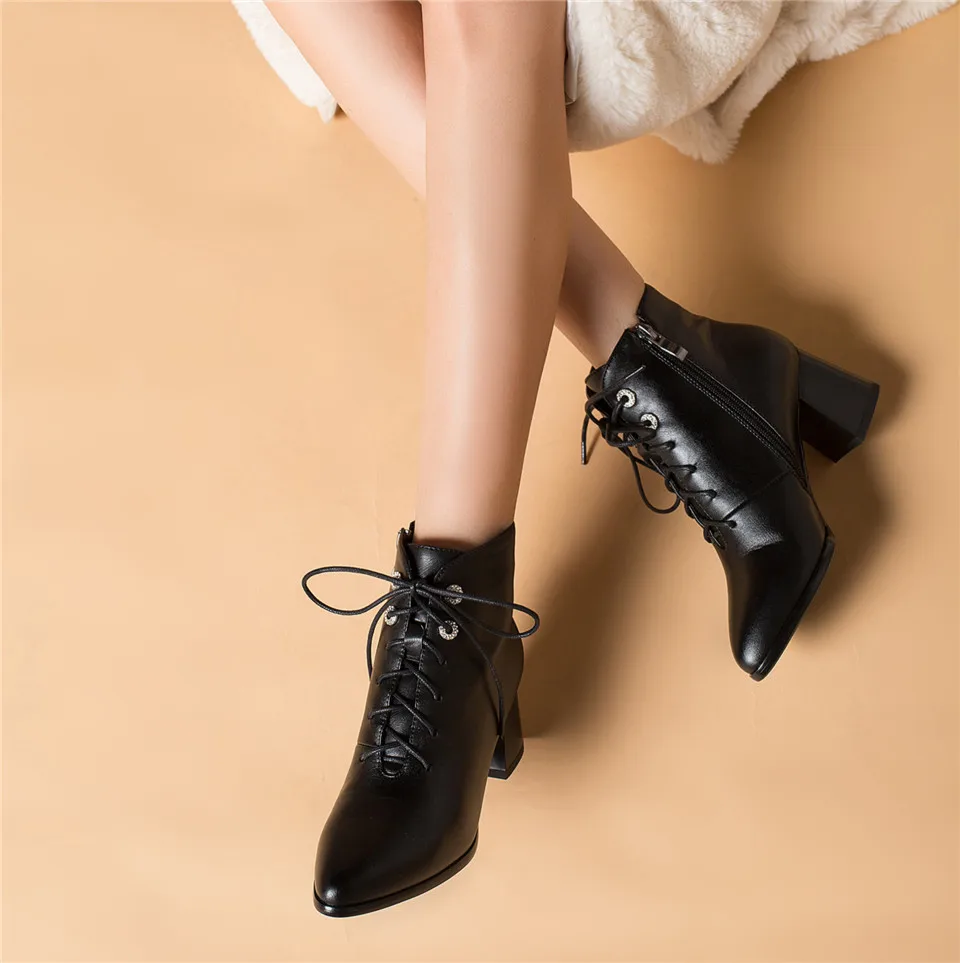 Зимние женские Ботинки martin в британском стиле; Цвет Черный; лакированная кожа; острый носок; высокий квадратный каблук; повседневные женские ботильоны на молнии со шнуровкой