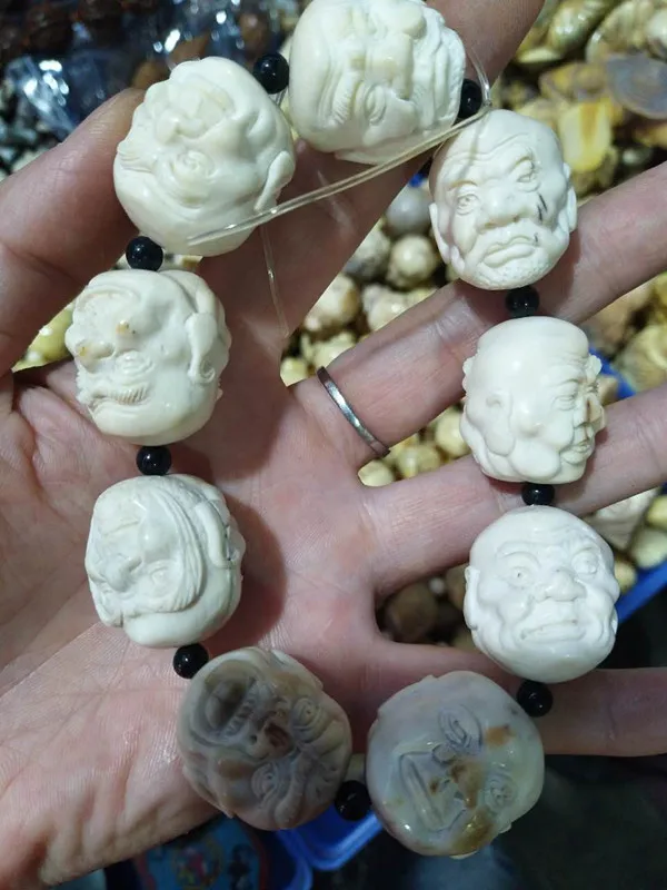 

Natural bones carved bracelet of eighteen Rohan