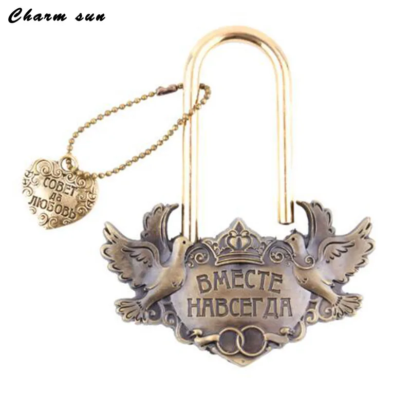 

Wedding supplies.The symbol of love and the same.Where, the wedding ceremony with the lock.Lock the love,Wedding castle.tourism