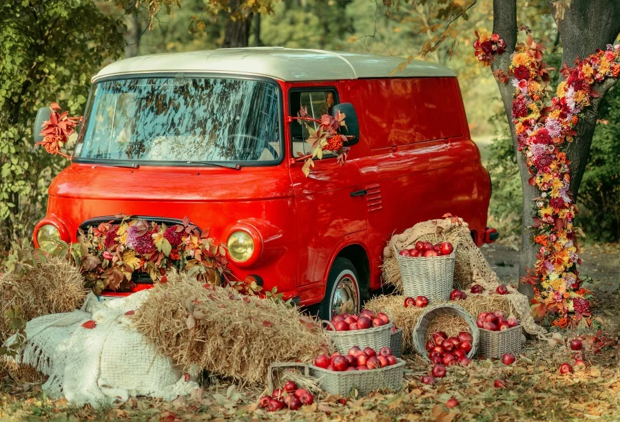 Laeacco Осенний урожай яблоки красный автомобиль венок деревня сено фотографии фоны
