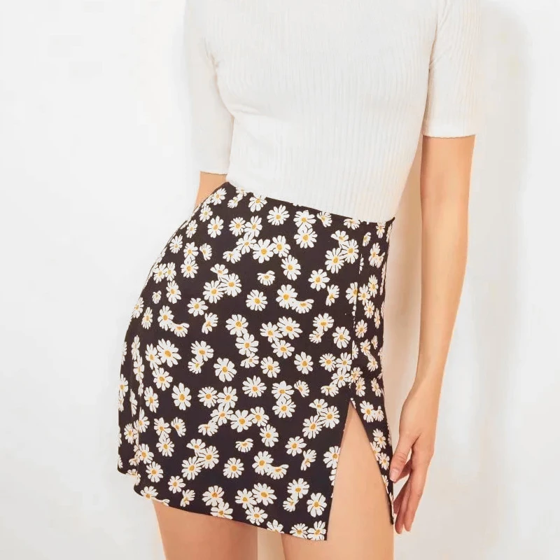Women Ruffle Edged Hem Floral Print Mini Skirt 2020 Summer Women Fashion Mini Skirt With Front Split In Daisy Floral Women Ruffle Edged Hem Floral Print Mini Skirt 2020 Summer Women Fashion Mini Skirt With Front Split In Daisy Floral