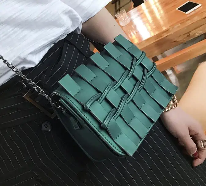 

2019 Korean fashion women's bag shoulder slung stripes hit color bag