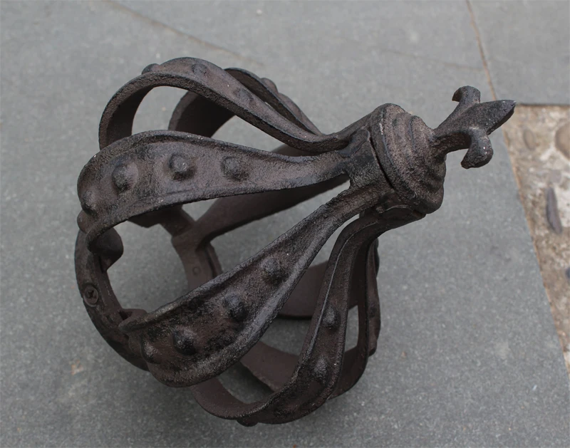 2 Cast Iron Crown Antique Ornaments Retro Home Office Hotel Bar Pub Club Table Desk Decorations Metal Crafts Outdoor Garden Art