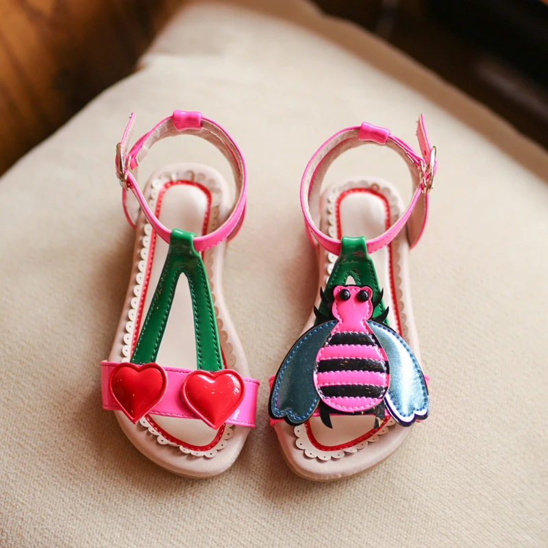 Детская обувь; сандалии для девочек; коллекция года; сезон лето; модная милая мягкая обувь для малышей из искусственной кожи с рисунком вишни и пчелы; детские сандалии - Цвет: Розовый