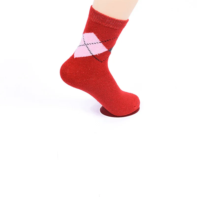 Зима, модные носки с геометрическими ромбовидными узорами, теплые красные короткие носки harajuku, однотонные Хлопковые женские повседневные Элегантные носки