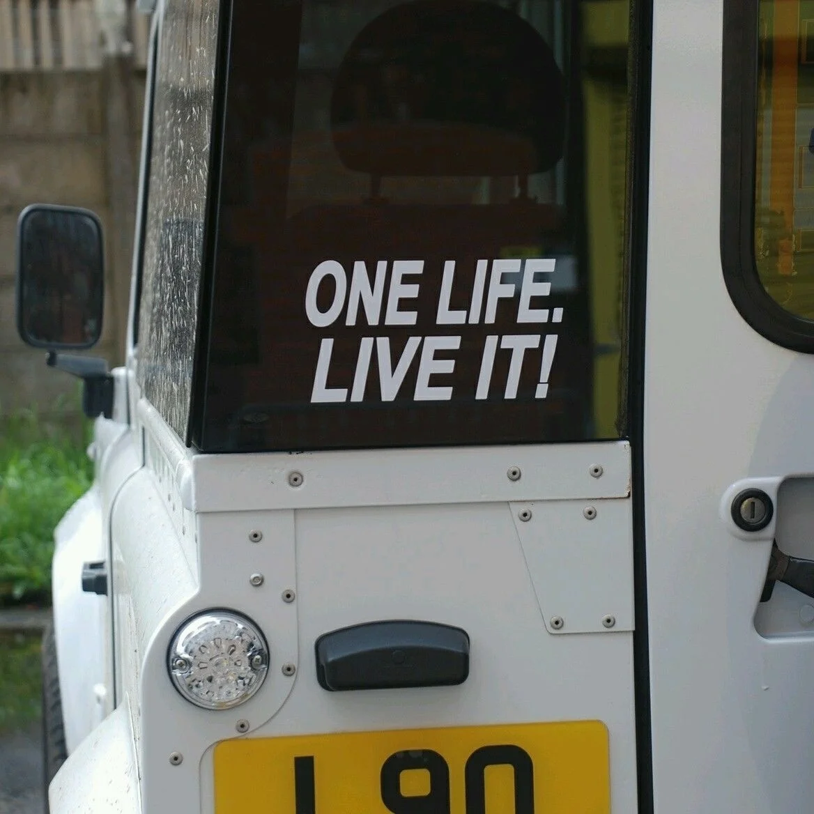 Защитная Наклейка на заднюю или боковую панель Defender 90 110 One life.live it! 15 см|Наклейки| |