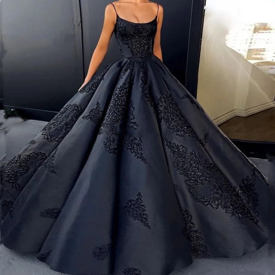 

Scoop Neckline Sleeveless Thin Straps Applique Formal Evening Dress Ball Gown Backless Long Prom Dress Wedding Party Dress