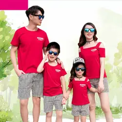 Модная Новая летняя Одинаковая одежда для семьи, красные хлопковые футболки, черные полосатые шорты, одежда для папы, мамы, сына, семейный