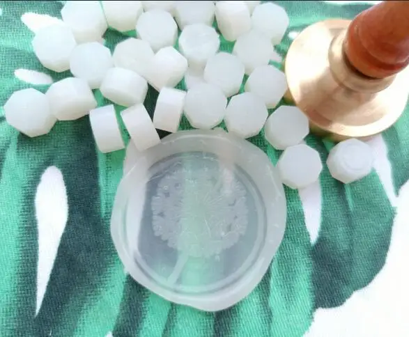 

Transparent Fluorescence seal wax pills wax sealing beads Transparent seal wax sealing wax, for wax seal stamp use,wax beads