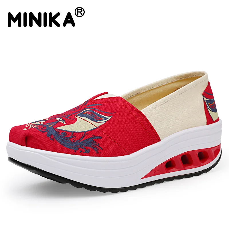 Minika на платформе повседневная парусиновая обувь Для женщин слипоны на платформе, увеличивающие рост Туфли-балетки комфортные Цветочный принт прогулочная обувь на танкетке - Цвет: red