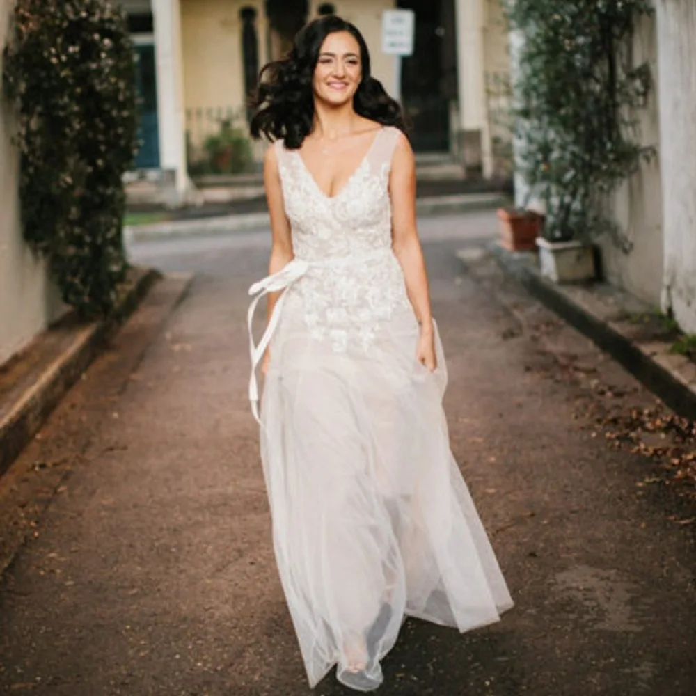 

V Neck A Line Wedding Dresses Sleeveless V Back White Lace Applique Zipper Back Sweep Train Bridal Gown Dress with Sash
