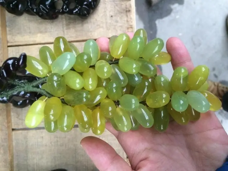 

Chinese natural jade fine jade ornaments genuine jade carving crafts ornaments wholesale grape